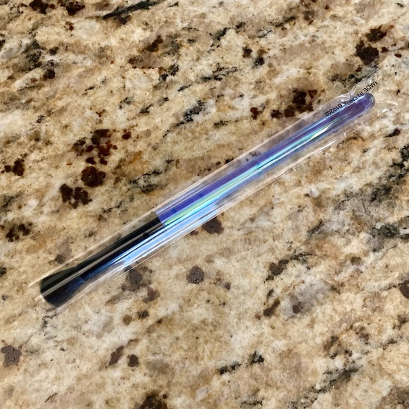 WINGME COSMETICS ALL OVER BLENDING EYESHADOW BRUSH HOLOGRAPHIC - Picture 7 of 7
